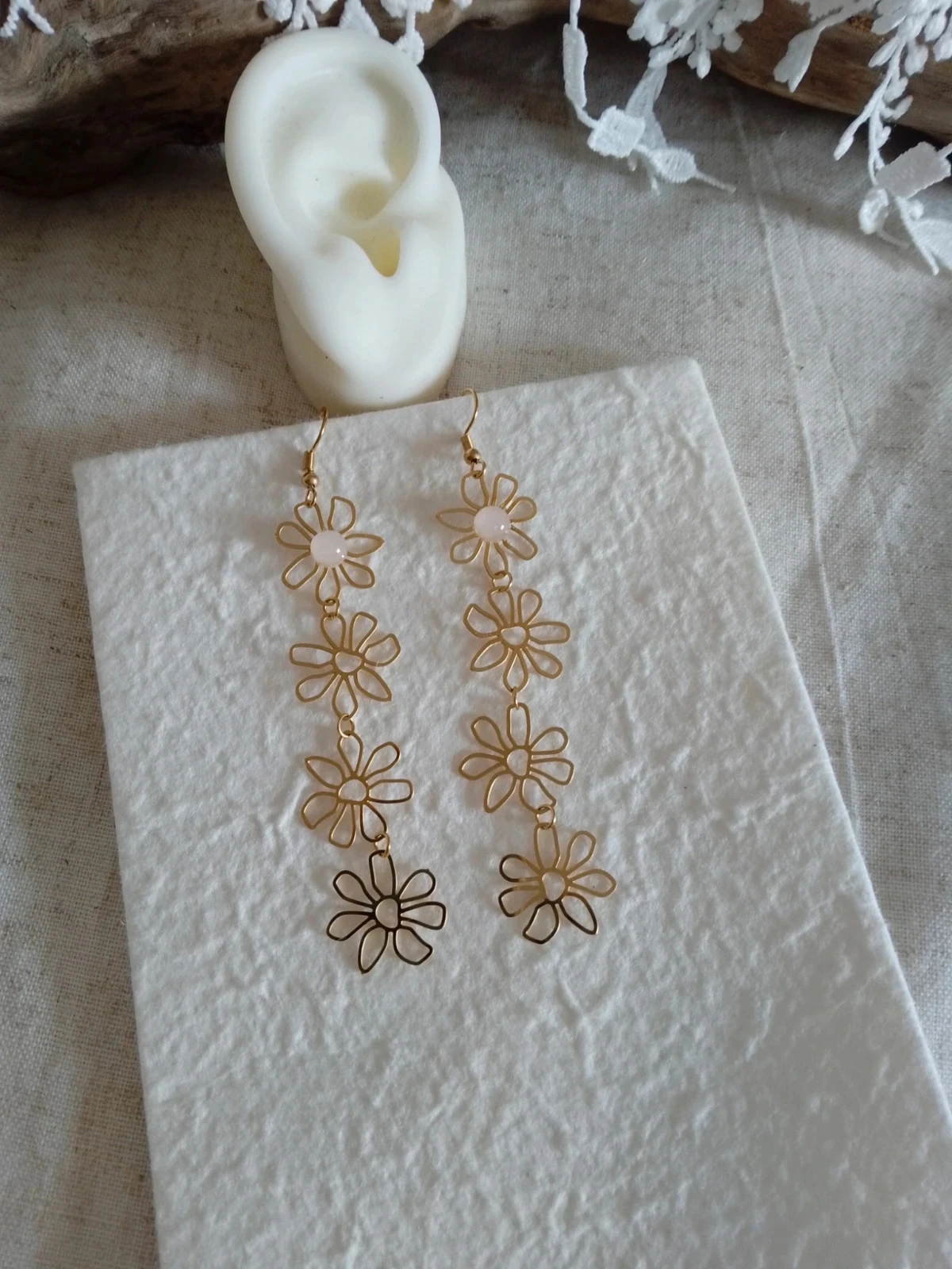 Boucles d'oreilles bohèmes fleurs pierre de quartz blanc – photo 2
